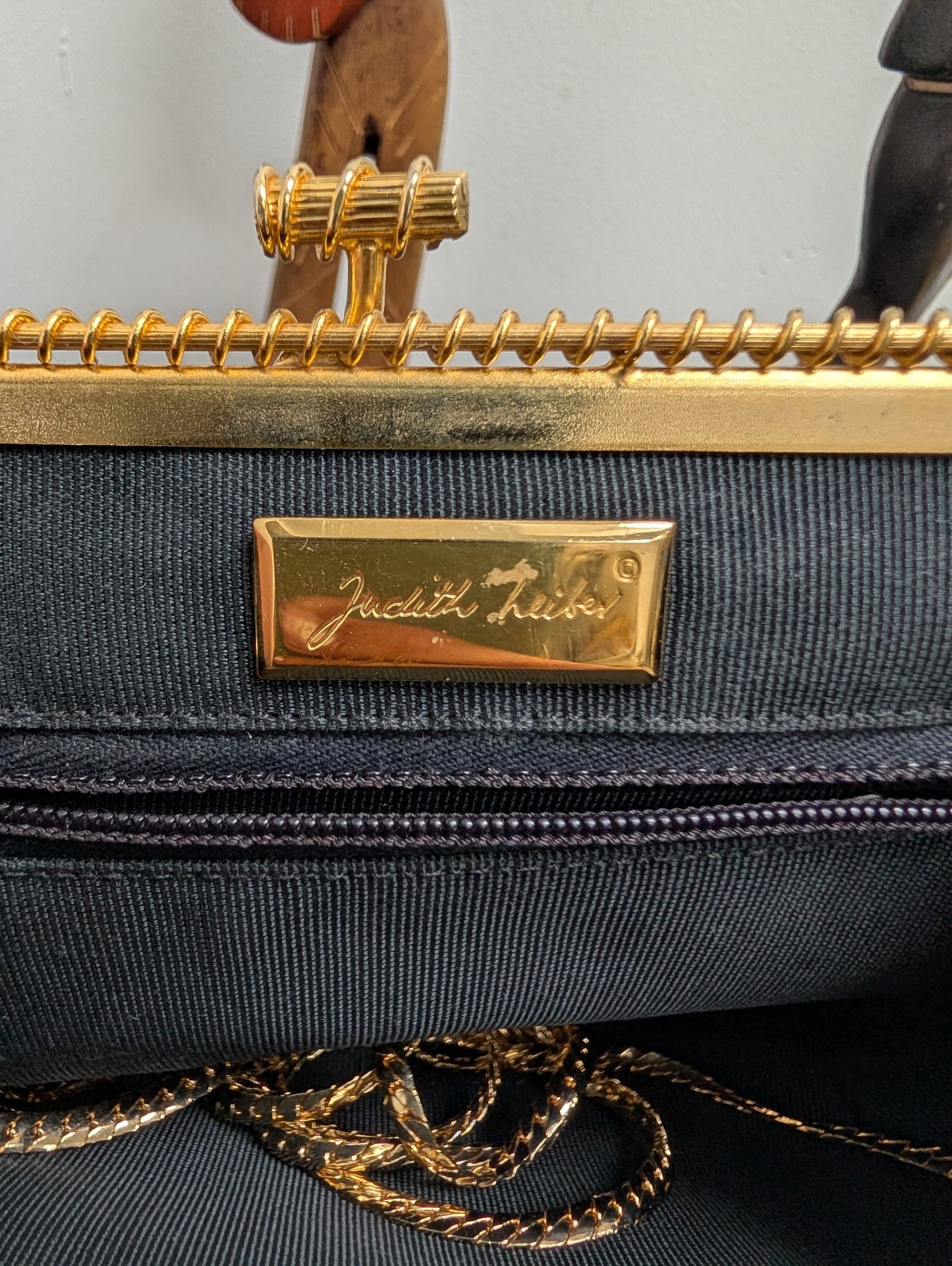 Plaque signée Judith Leiber, doublure intérieure et détail du fermoir doré