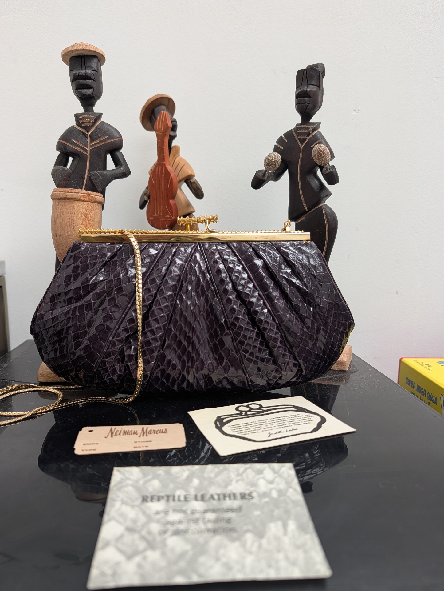 Sac Judith Leiber avec sa chaîne dorée, l’étiquette Neiman Marcus, la carte et le document Reptile Leathers